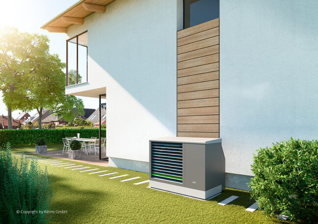 Außeneinheit der Daikin Kimi X Change Dynamic Wärmepumpe neben einem Einfamilienhaus.